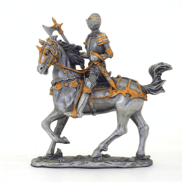 Figurine - Cavalier avec son marteau tranchant au trot sur sa monture
