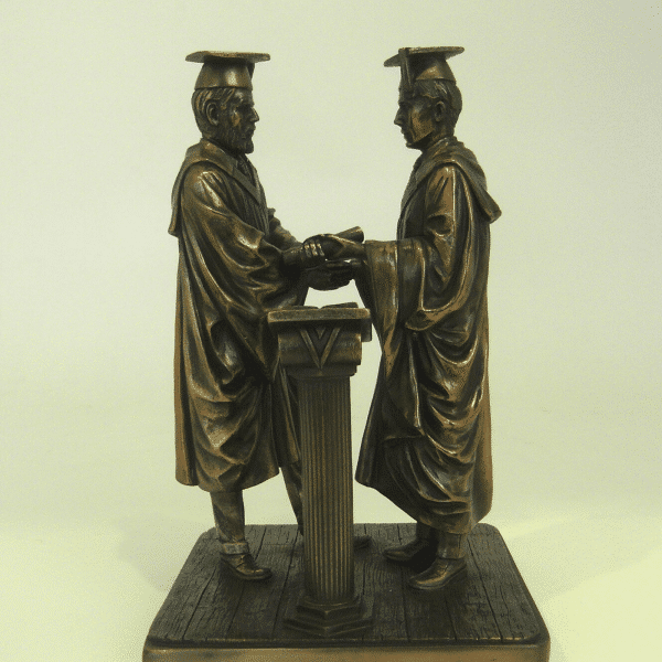Figurines mettant en scène la remise de diplôme d'un étudiant