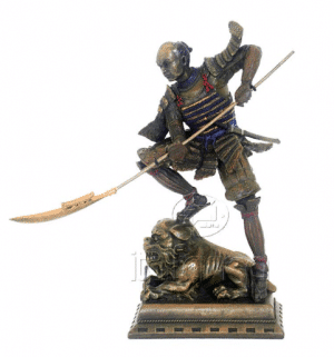 Figurine - Samourai équipé d'un naginata posant son pied sur un lion
