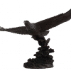 Figurine d'un aigle volant majestueusement