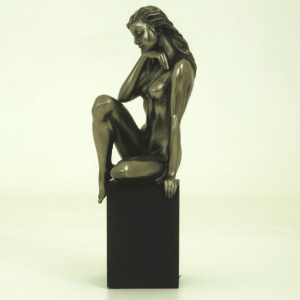 Figurine - Femme nue en train de réfléchir