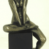 Figurine - Femme dénudée fuyant le regard