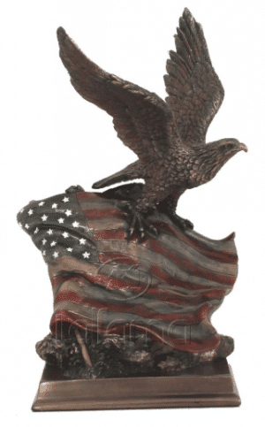 Figurine - Aigle posé sur le drapeau des Etats-Unis d'Amérique