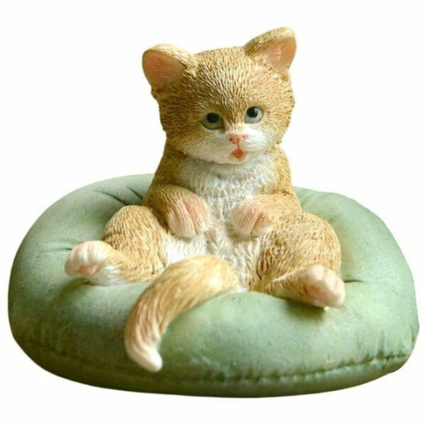 Statue De Chat Sur Coussin