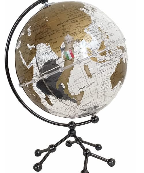 Ajoutez une touche d'élégance moderne à votre espace avec ce globe terrestre en plexiglas transparent. Le design raffiné de ce globe allie une carte contemporaine en tons dorés et argentés à un support métallique noir, créant une pièce décorative sophistiquée et fonctionnelle. Mesurant 30 cm de hauteur et 20 cm de diamètre, il s’intègre parfaitement à tout intérieur, que ce soit dans un bureau, un salon ou une bibliothèque. La carte du monde, conçue avec des détails précis et des couleurs nettes, est accentuée par la transparence du plexiglas, offrant une vision claire des frontières et des pays. Le pied métallique, inspiré d'un design moléculaire, assure non seulement la stabilité du globe, mais ajoute également une dimension artistique unique, faisant de ce globe une pièce maîtresse de votre décoration.  Hauteur 30 cm ; Diametre 20 cm