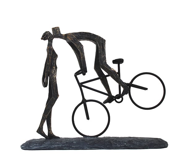 Statuette Symbolique en Resine Finition Bronze - "Couple en Mouvement avec Vélo" - Art Contemporain