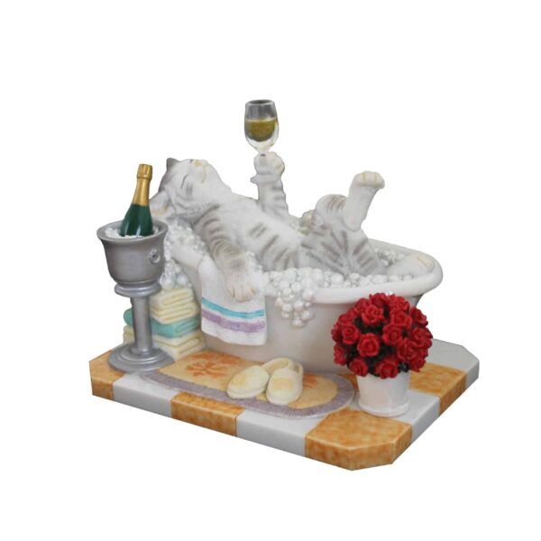 Statuette Chat Relaxant dans un Bain