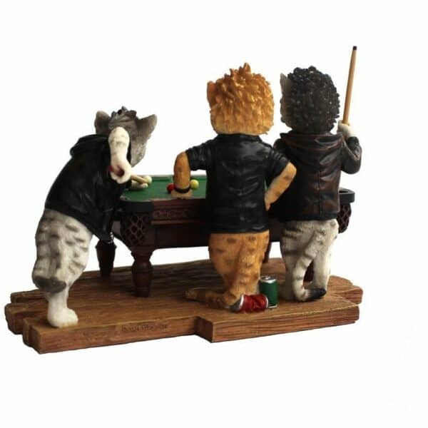 Vue arrière de la statuette de trois chats motards jouant au billard