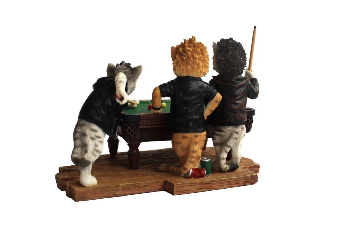 Vue arrière de la statuette de trois chats motards jouant au billard Vue arrière de la statuette de trois chats motards jouant au billard