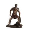 Statuette de gladiateur rétiaire en résine bronzée avec trident et filet