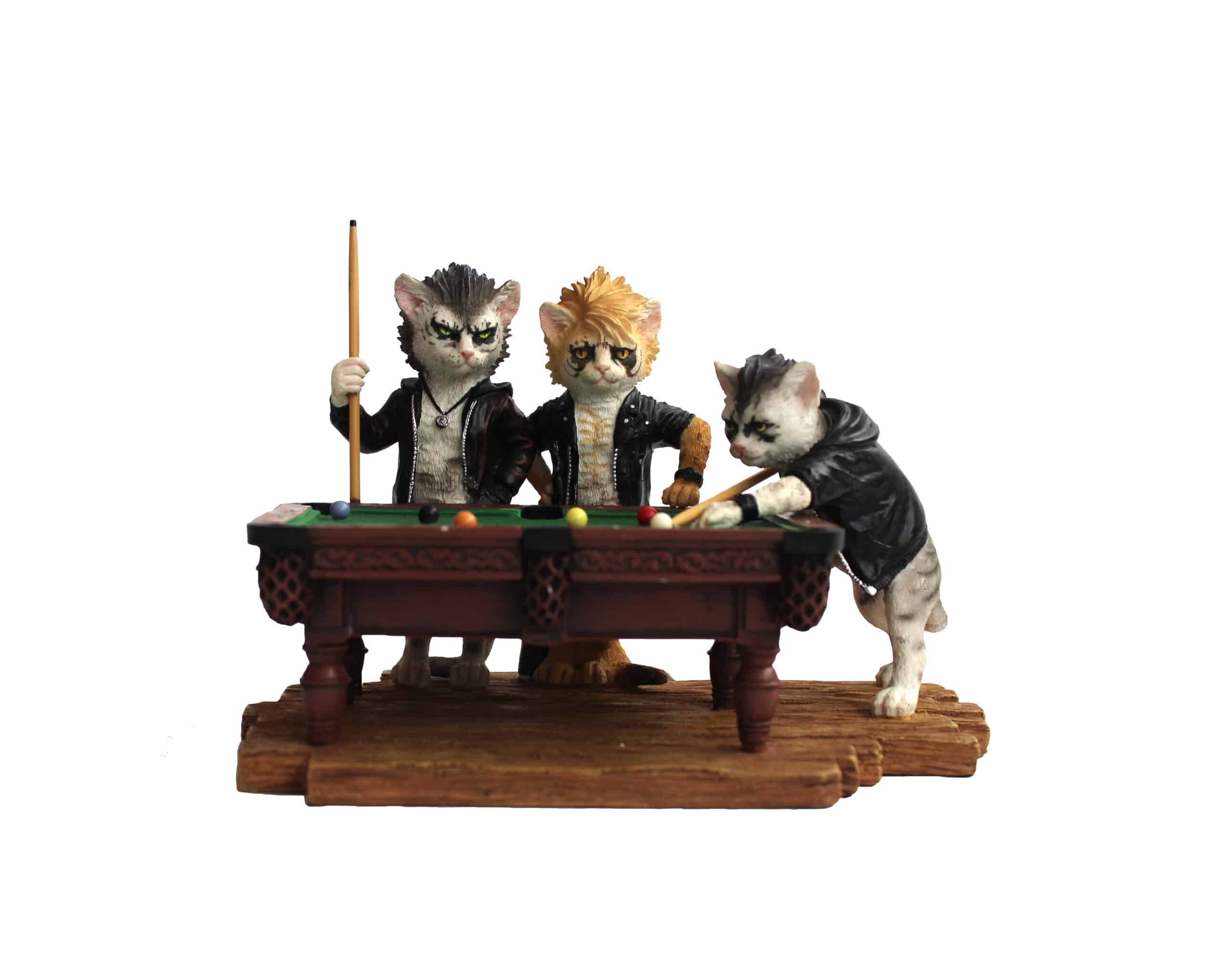 Trois chats motards en résine peinte à la main autour d’une table de billard Trois chats motards en résine peinte à la main autour d’une table de billard